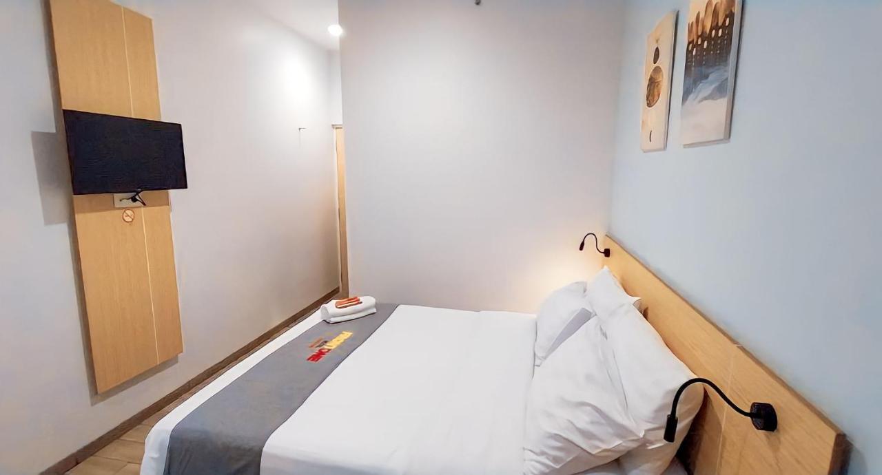Front One Hotel Pasir Koja Bandung Luaran gambar