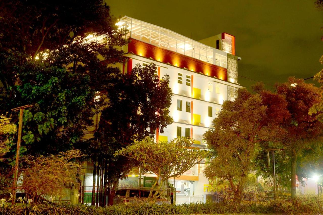Front One Hotel Pasir Koja Bandung Luaran gambar