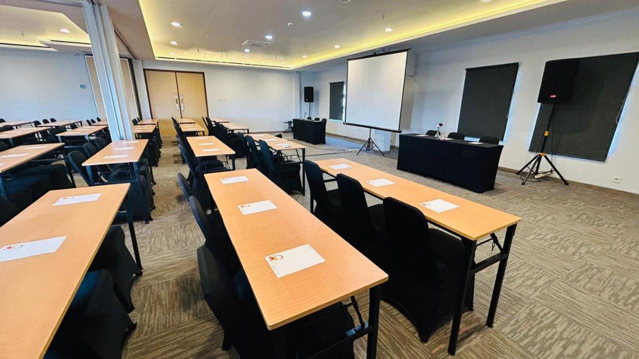 Front One Hotel Pasir Koja Bandung Luaran gambar