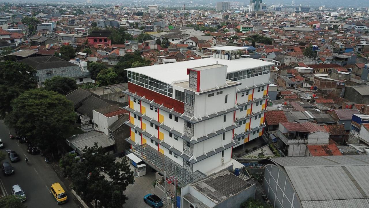 Front One Hotel Pasir Koja Bandung Luaran gambar
