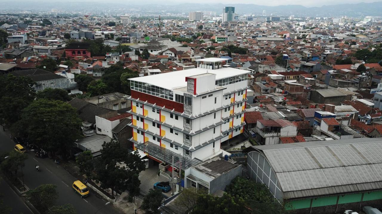 Front One Hotel Pasir Koja Bandung Luaran gambar