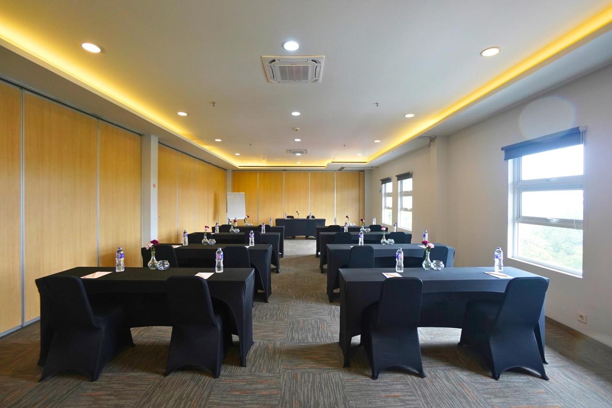 Front One Hotel Pasir Koja Bandung Luaran gambar